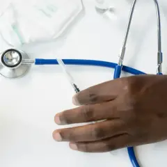 Stetoskop, strzykawka i maska ochronna. Czy fizjoterapeuta może wystawić L4? Pytanie o uprawnienia medyczne.