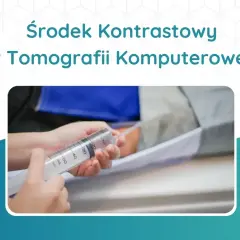 Ręce trzymają strzykawkę z płynem, przygotowując środek kontrastowy do tomografii komputerowej.