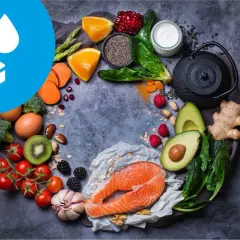 Zdrowe produkty spożywcze, które pomogą Ci jak obniżyć cukier na czczo: łosoś, awokado, jagody, orzechy, warzywa.