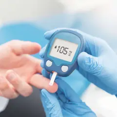 Pomiar glukometrem pokazuje 105 mg/dL. To wynik wskazujący na wysoki cukier na czczo, wymagający konsultacji z lekarzem.