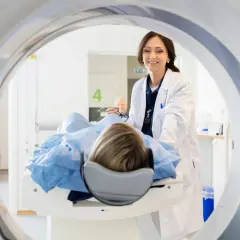 Lekarka przygotowuje pacjentkę do badania cholangiografii w aparacie rezonansu magnetycznego.