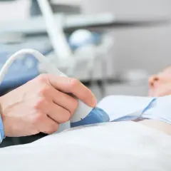 Lekarz wykonuje badanie USG brzucha. Dowiedz się, ile trwa usg brzucha i jakie są jego zalety.
