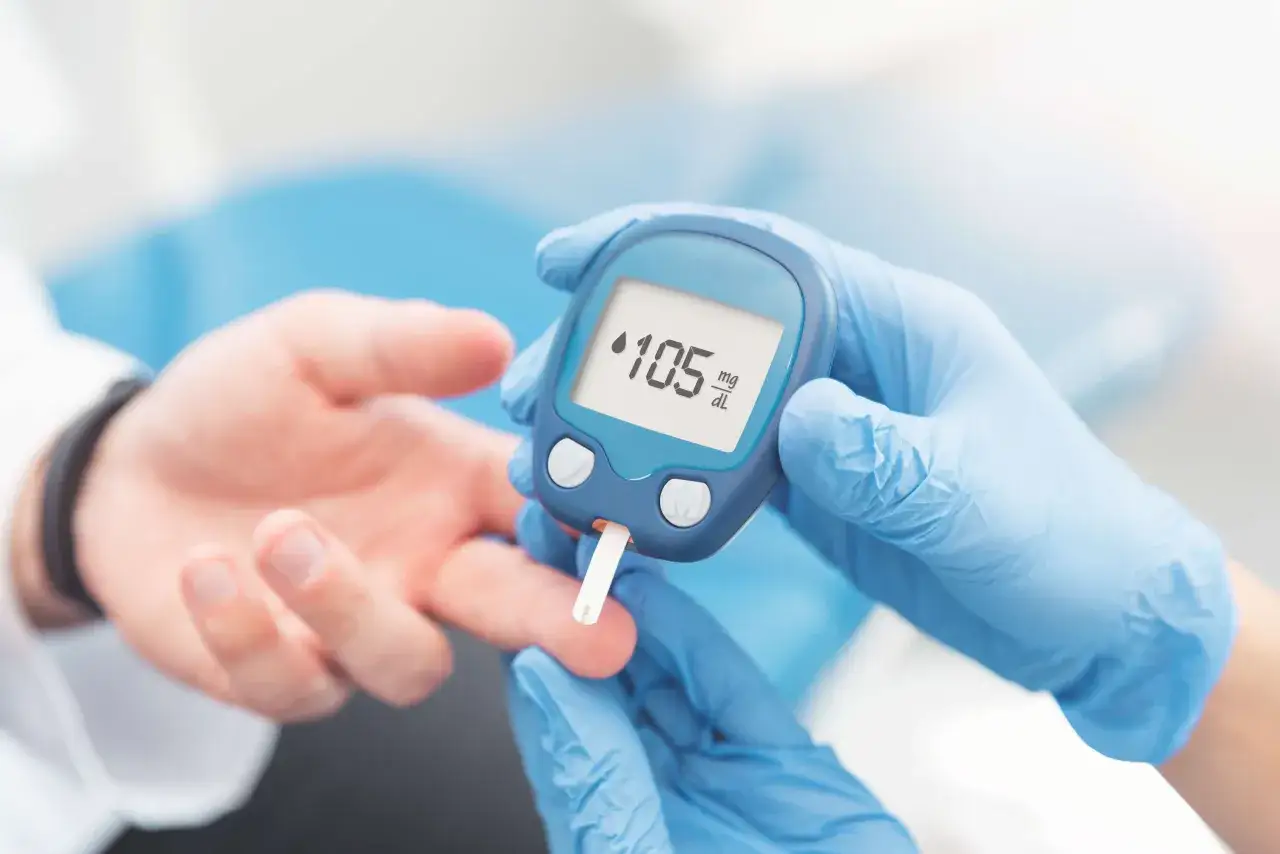 Pomiar glukometrem pokazuje 105 mg/dL. To wynik wskazujący na wysoki cukier na czczo, wymagający konsultacji z lekarzem.