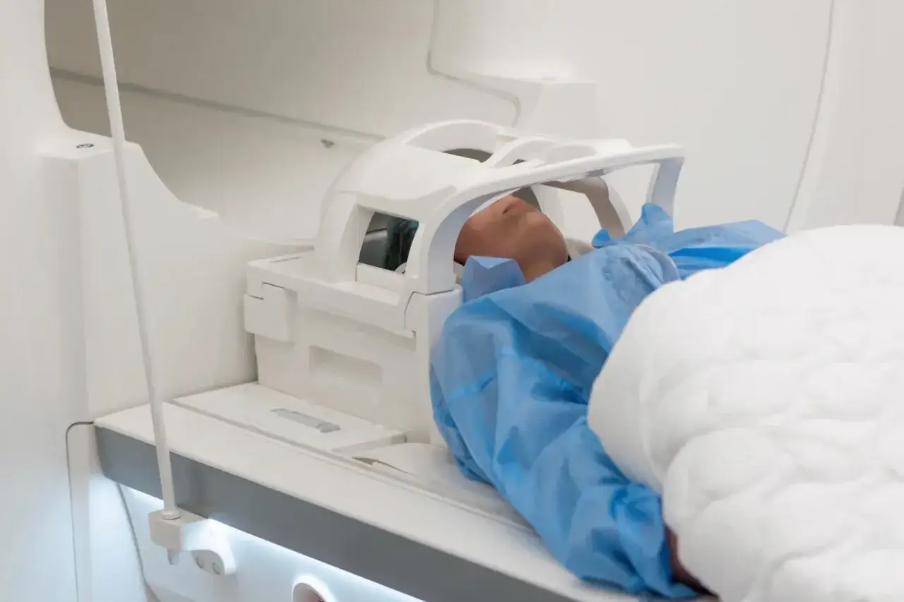 Pacjent w aparacie MRI głowy. Czy rezonans głowy bez kontrastu ma sens? Badanie diagnostyczne.