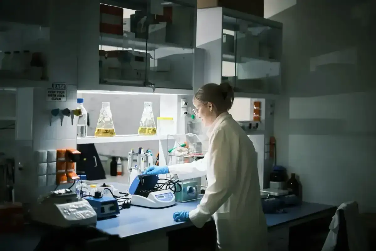 Analityk medyczny w laboratorium pracuje przy aparaturze. Zastanawiasz się, ile zarabia analityk medyczny?
