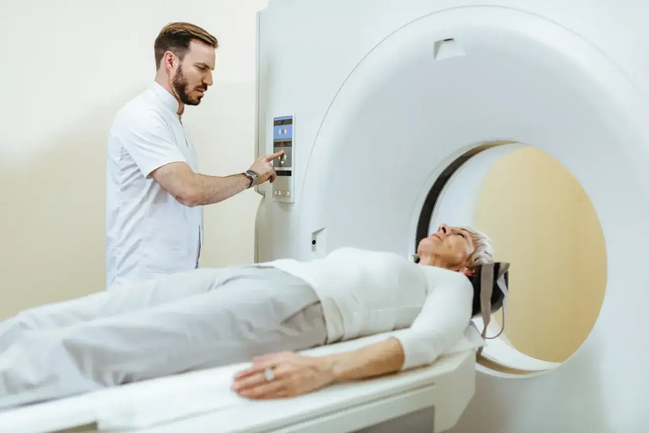 Lekarz przygotowuje pacjentkę do badania tomografem komputerowym. Kontrast do tomografii jest kluczowy dla uzyskania wyraźnych obrazów.