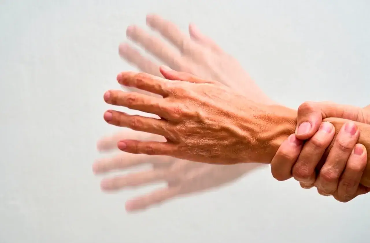 Drżąca dłoń, obraz sugerujący domowy test na parkinsona.