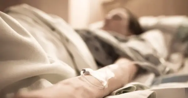 Ostatnie chwile, ostatnie pragnienia. Ręka z wenflonem, pod kołdrą szpitalną, czeka na spełnienie zachcianek przed śmiercią.