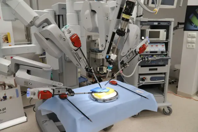 Robot da Vinci podczas operacji. Jak działa i ile kosztuje?